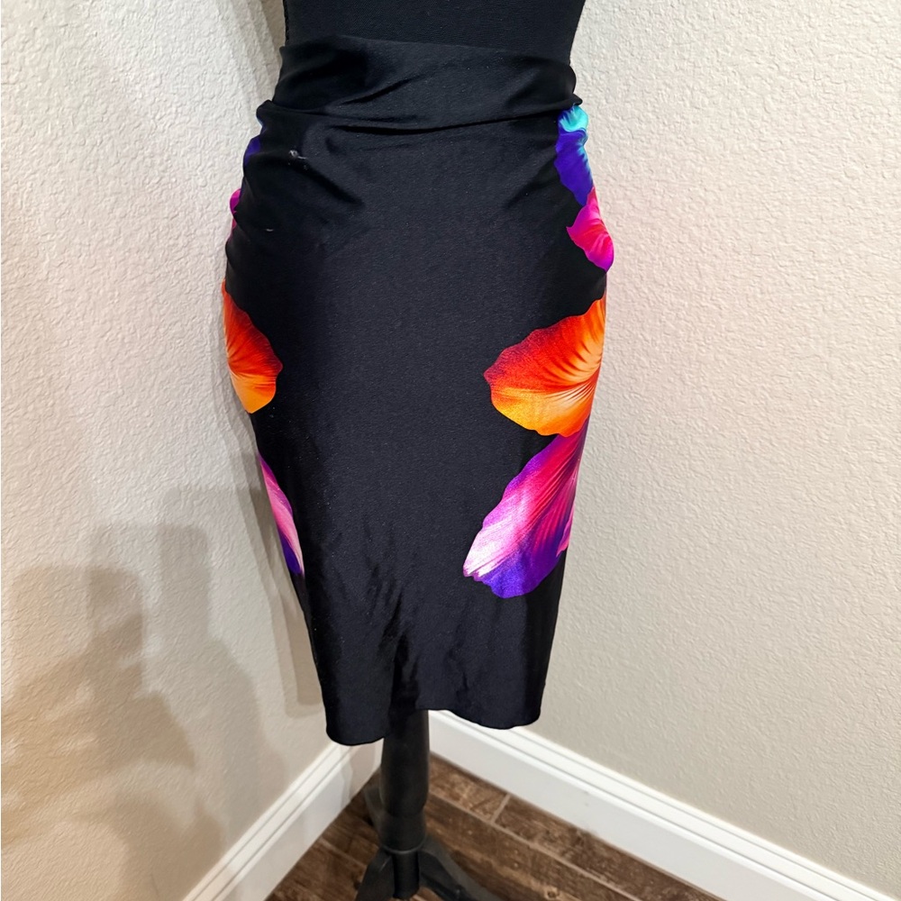 Longitude Black Sarong with Vibrant Floral Design - Picture 3 of 5